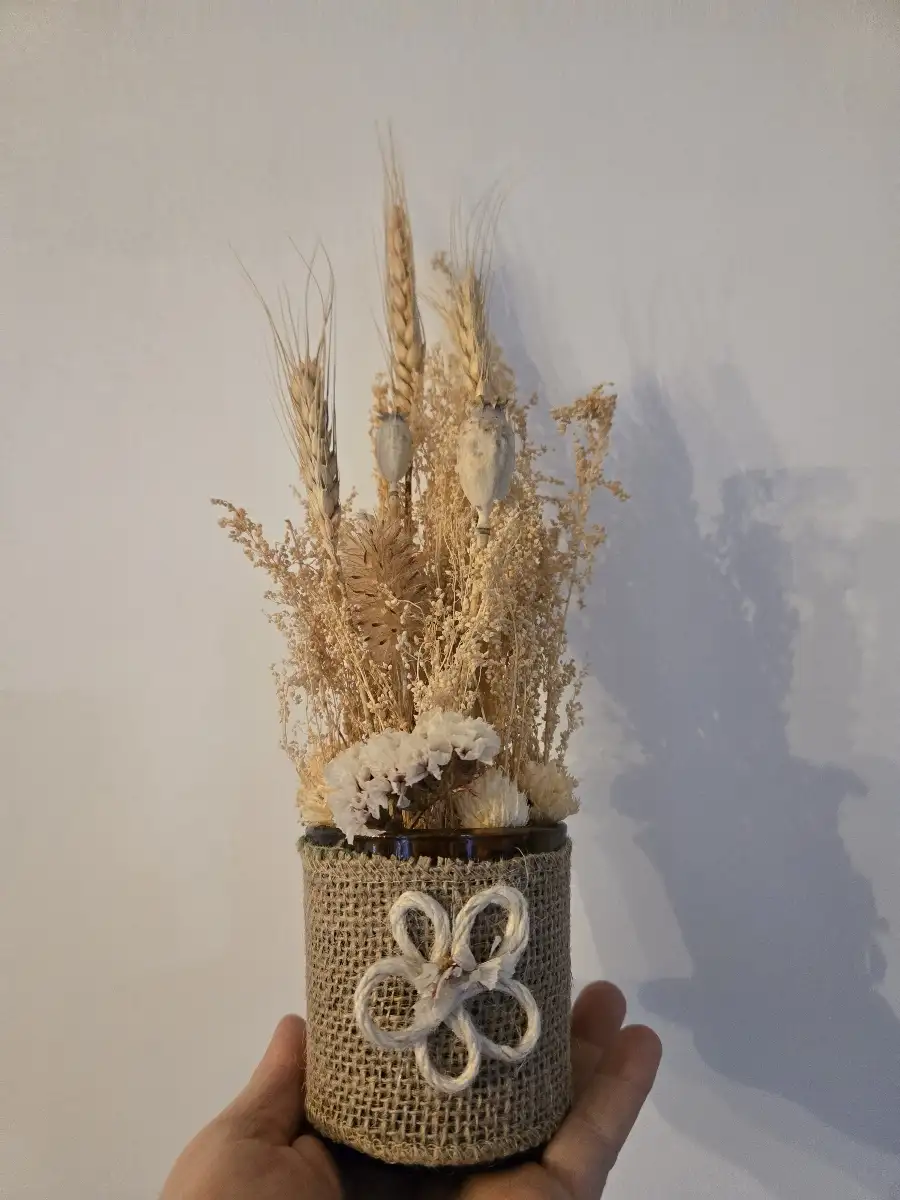 Composition fleur piquée dans pot de confiture