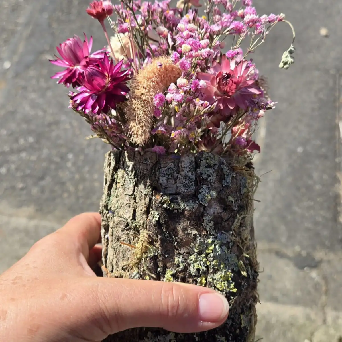 Pot en écorces et fleurs séchées