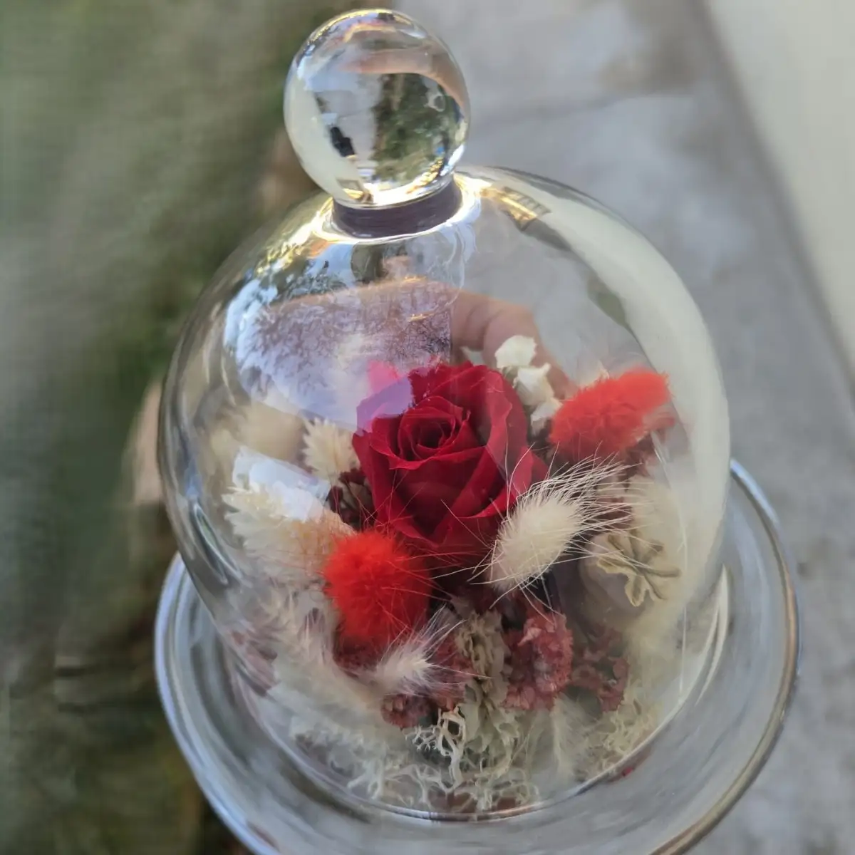 Cloche en verre avec composition de fleurs séchées et rose éternelle