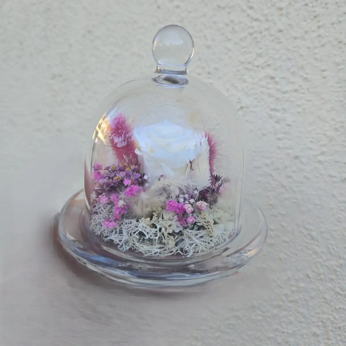 Cloche en verre avec composition de fleurs séchées et rose éternelle