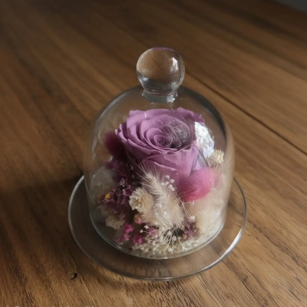 Cloche en verre avec composition de fleurs séchées et rose éternelle